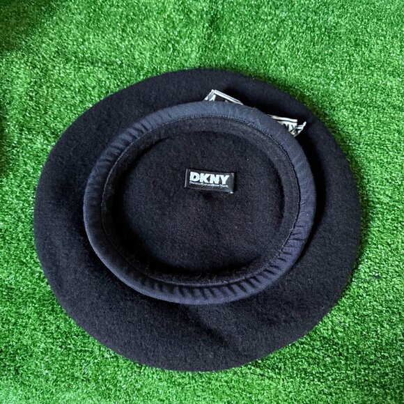 DKNY Women’s Black Felt Beret Tam Boho Hat OS w/ White Contrast Signature Bow - Picture 9 of 10